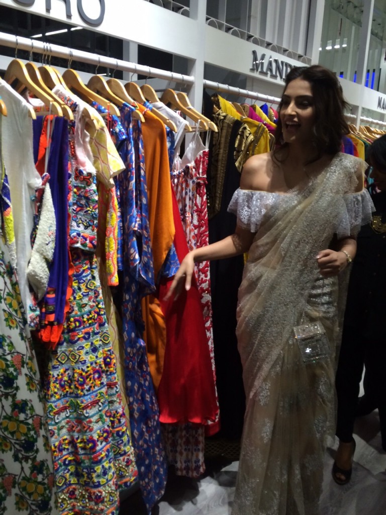Sonam Kapoor Browsing Pia Pauro's Collection at Style Loft(3)