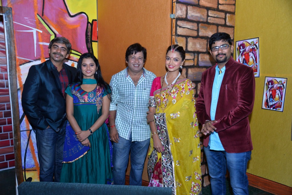 cast of Sab Golmaal Hai LtoR  Aastaad Kale, Ekta Tiwari, Rajesh Mandloi, Sheetal Maullick with producer Mukesh Sundesha