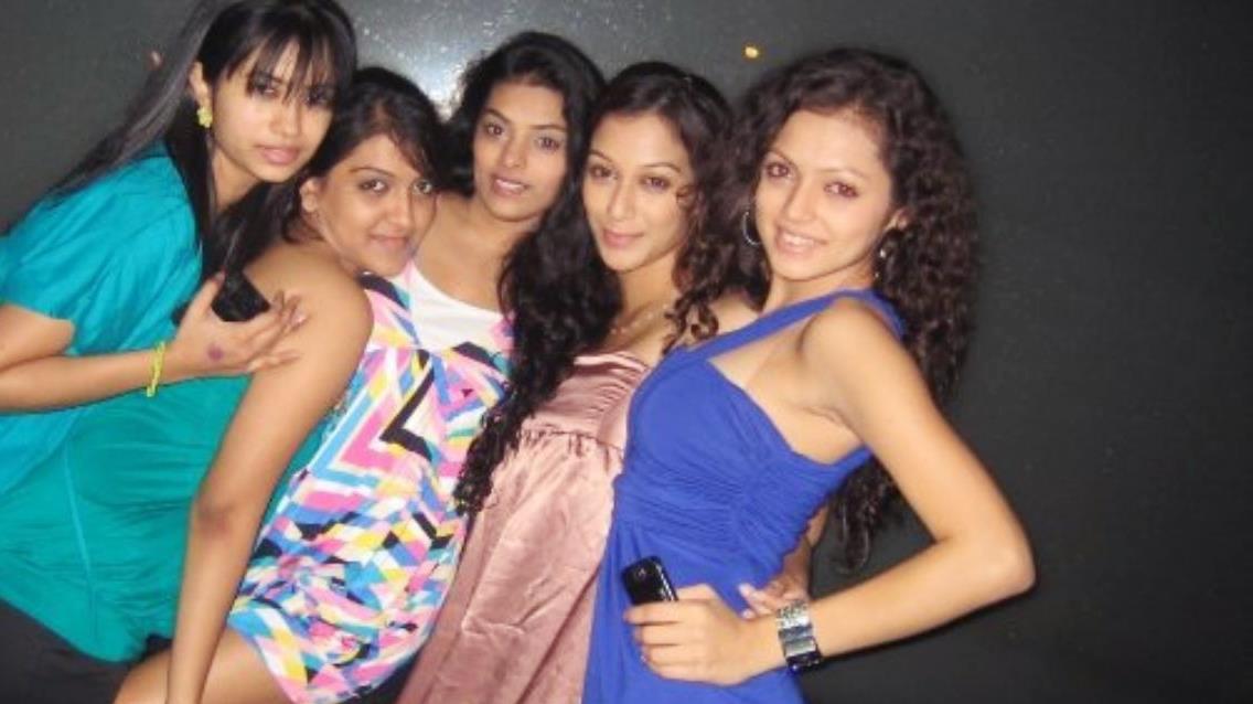 Drashti Dhami with her friends