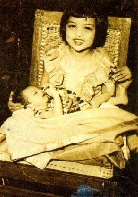 Shahrukh-Khan-Childhood-pictures-Shahrukh-as-a-baby-on-his-sisters-lap
