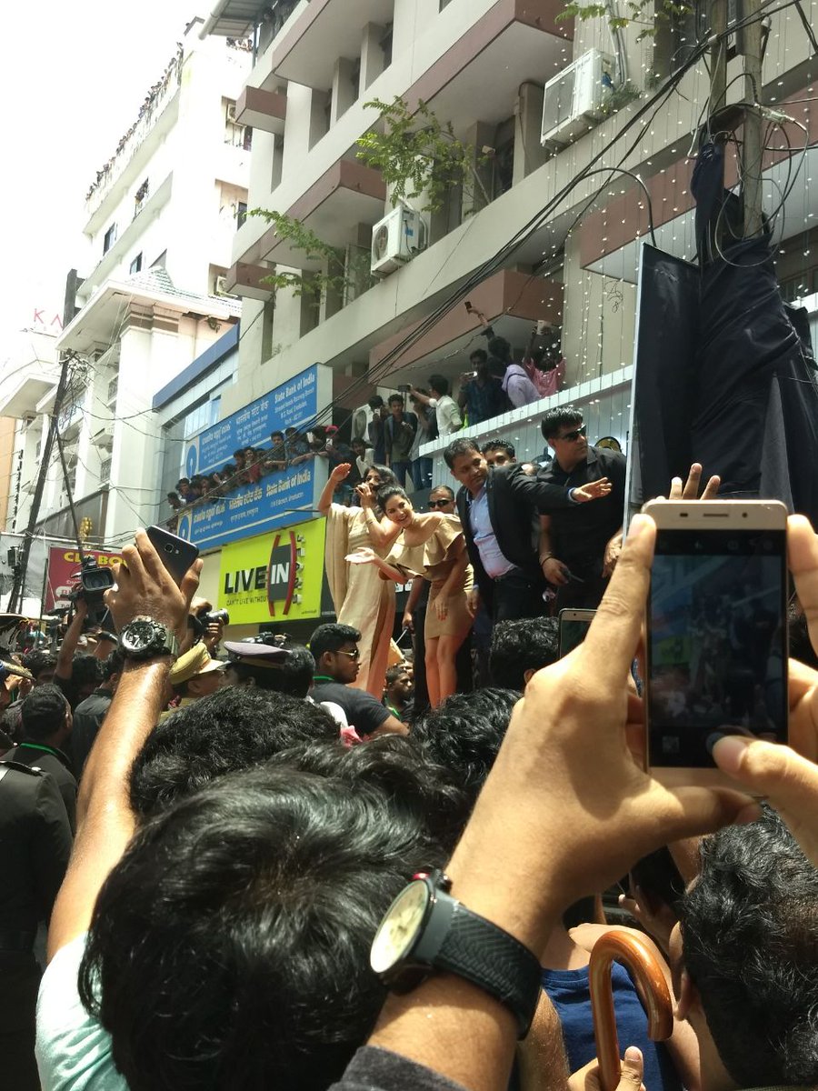Sunny Leone gets Grand Welcome in Kerala