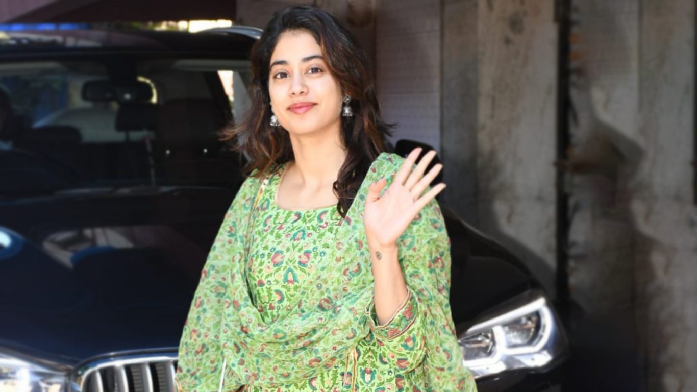 Janhvi Kapoor Flaunts Her Ethnic Airport Look Like A Pro! Check