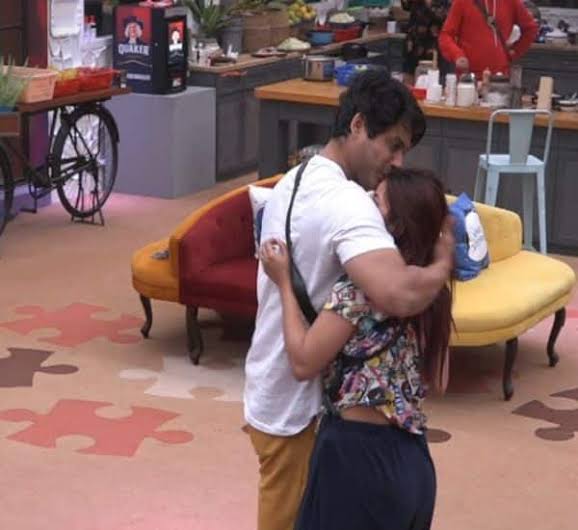 Bigg Boss 13 Siddharth Shukla Gives Kiss To Shehnaaz Gill Li