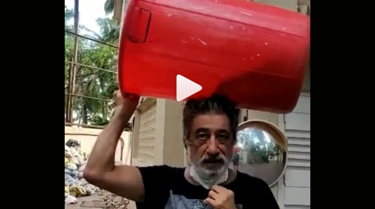 Shakti Kapoor going out with a Plastic Drum over his head to buy liquor!