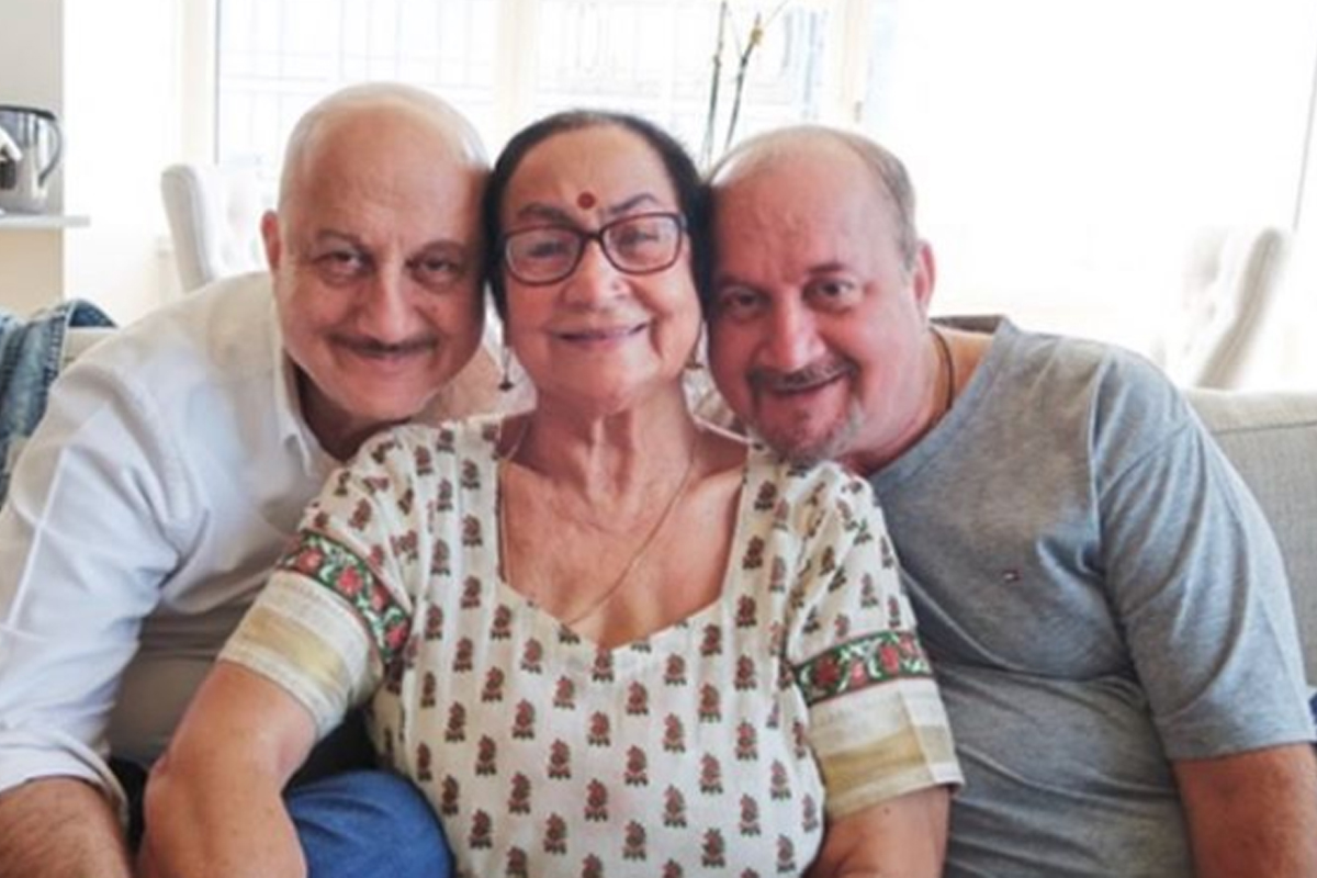 Love your parents: Anupam Kher shares a beautiful message | WATCH