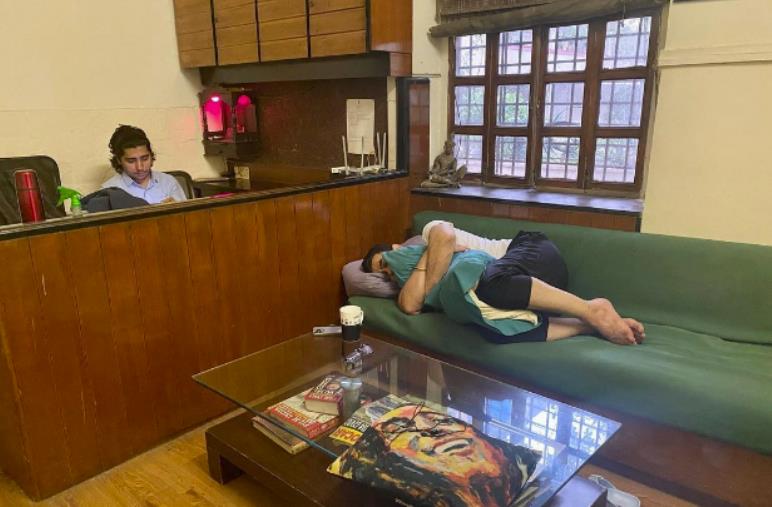 Aamir Khan takes a power sleep amid a hectic post-production schedule